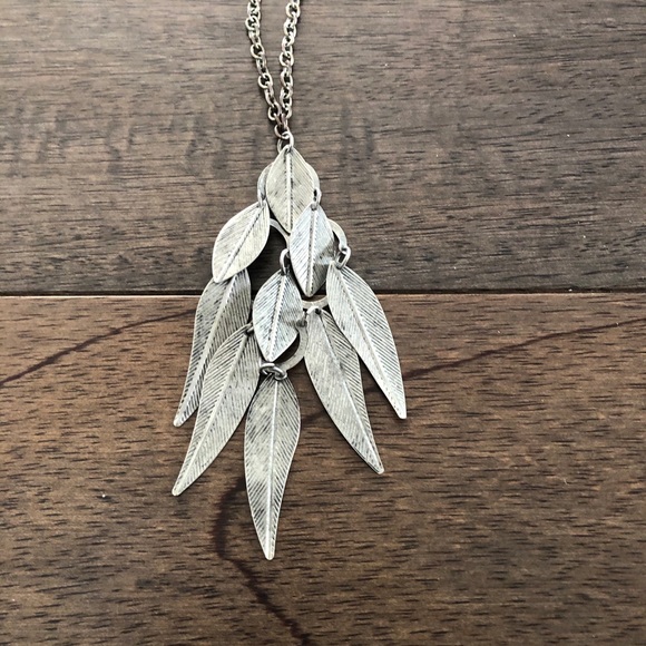 🌻3/$15 free shipping Long necklace leaf design - Picture 2 of 5